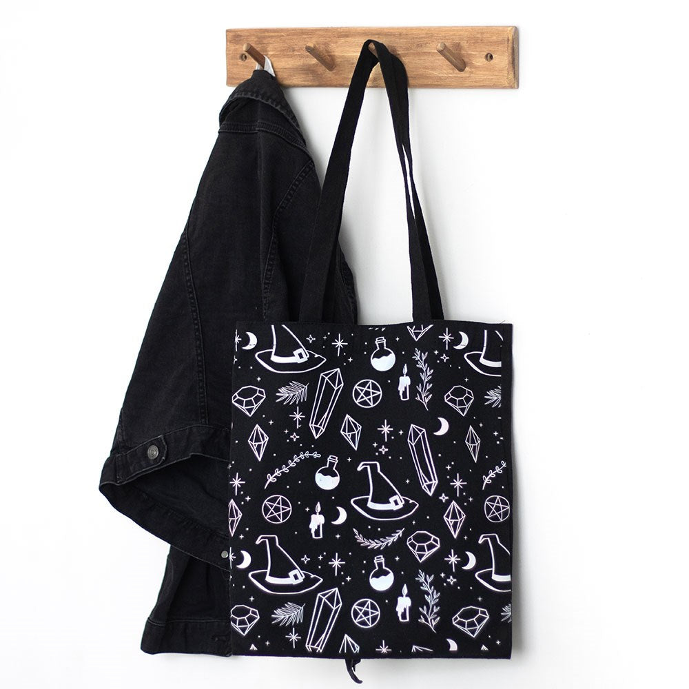 Crystal Witch Tragetasche – schwarze Witchy Tote Bag mit Kristallen & Hexenhüten