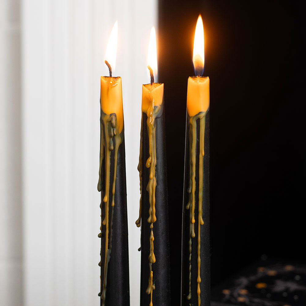 Pumpkin Guts – 4 schwarze Halloween-Kerzen mit herausquellendem orangefarbenem Wachs