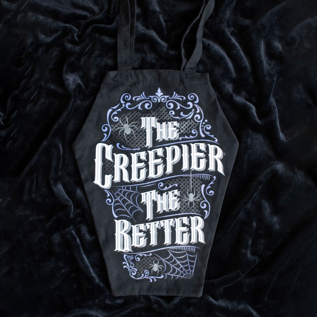 Sargförmige Tragetasche „The Creepier the Better“ – schwarze Gothic Tote Bag