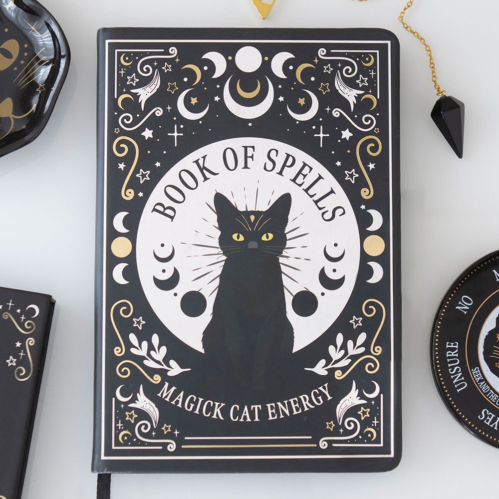 Witchy A5-Notizbuch „Book of Spells“ mit Stift – schwarze Katze &amp; Mondphasen