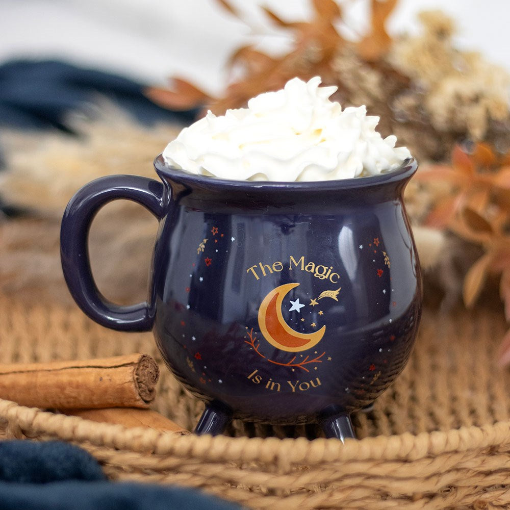 „The Magic Is in You“ Kesselbecher – mystische Keramiktasse mit Mond &amp; Sternen