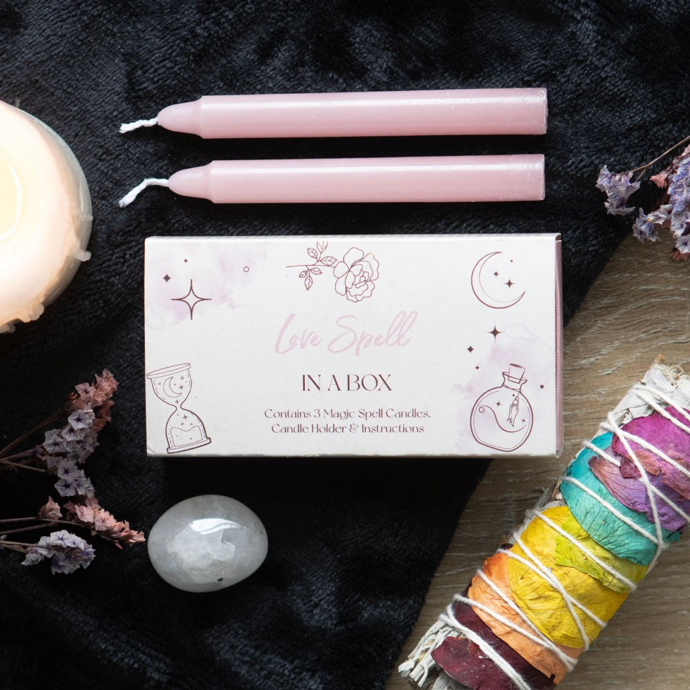 Love Spell in a Box – 3 rosa Ritualkerzen für Liebe &amp; Verbundenheit