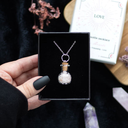 Love Potion Rosenquarz-Kette – Witchy Halskette mit Kristallfläschchen